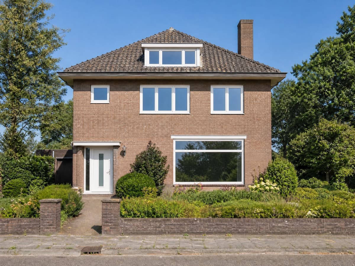 Dezelfde woning met nieuwe witte kunststof kozijnen na montage